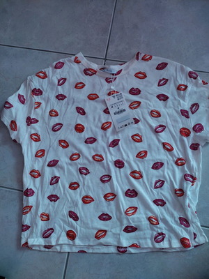 ZARA Medium white t-shirt with lips new