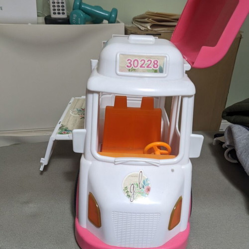 Tiffany's World food truck toy used with sounds