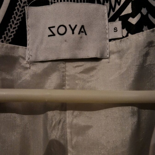 Zoya women's blazer jacket like new with geometric print white and gray