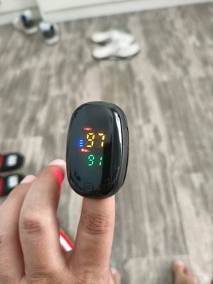 Палмов оксиметър за пръст – Портативен, с цветен LED дисплей