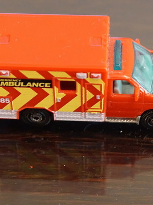 Αυτοκινητάκι Matchbox Ford E-350 Ambulance 2009 μεταχειρισμένο