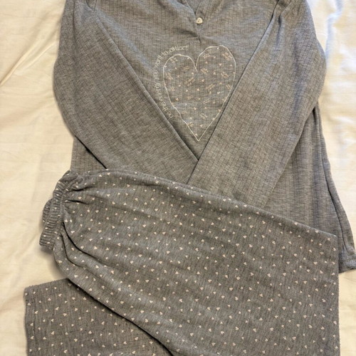 Women's gray pajama set used with hearts and fleece lining
