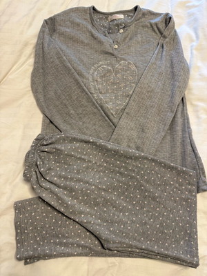 Women's gray pajama set used with hearts and fleece lining