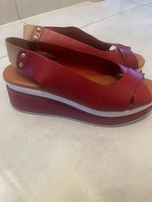 Leather Spanish sandals like new, cherry color shoes