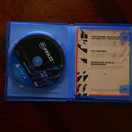FIFA 22 PS4 used, case in poor condition