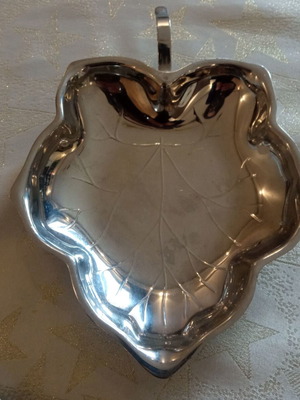 LEAF-SHAPED CONTAINER***WAREHOUSE EMPTYING