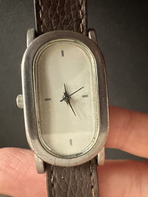 Vintage Minimal wristwatch with oval case and brown strap, like new