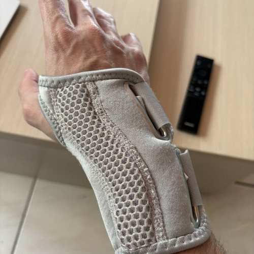 Wrist brace like new with metal splint for slim male or female hand