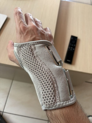 Wrist brace like new with metal splint for slim male or female hand