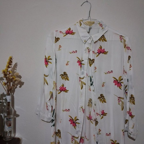 Stradivarius floral shirt size S like new, viscose, white multicolor