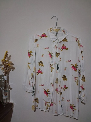 Stradivarius floral shirt size S like new, viscose, white multicolor
