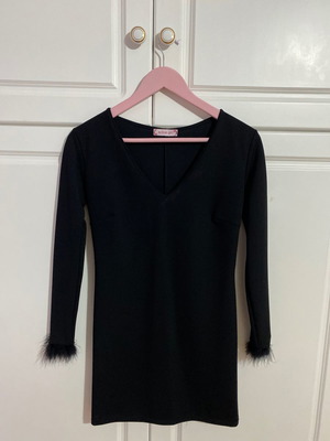 Dress with feathered sleeves used, black