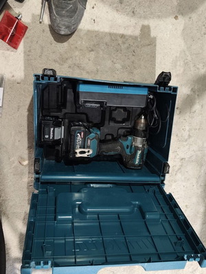 Makita XGT 40V Max комплект акумулаторни инструменти с 3 инструмента, 6 батерии и 3 зарядни