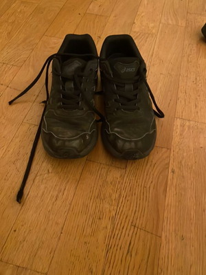 Παπούτσια Asics μεταχειρισμένα, πολύ φορεμένα, μέγεθος 37, μαύρα