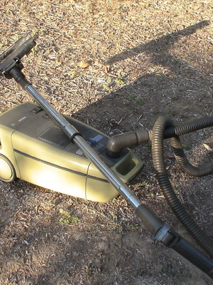 Vintage ηλεκτρική σκούπα κυλίνδρου Philips P56, πράσινο λαδί