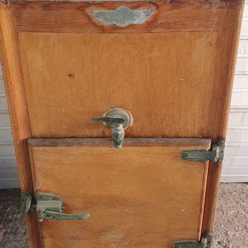 Vintage ice cooler used, needs restoration