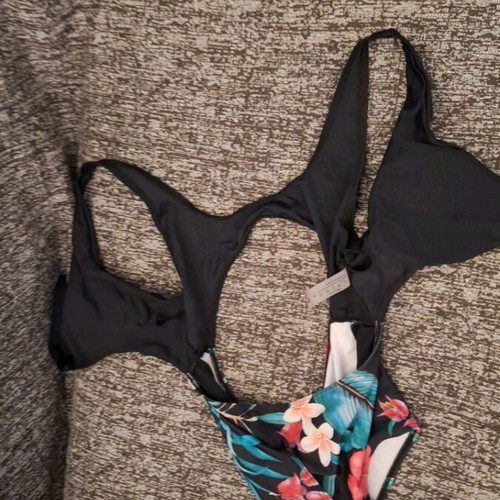 Shein one-piece swimsuit like new, size M with elegant design