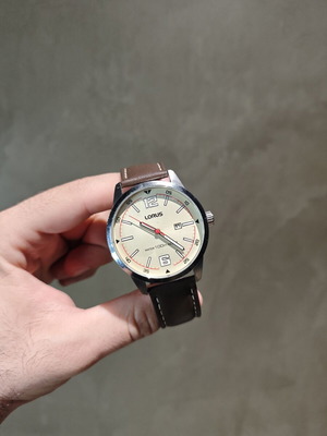 Lorus Gent Sport RH989HX9 wristwatch like new, beige dial, brown leather