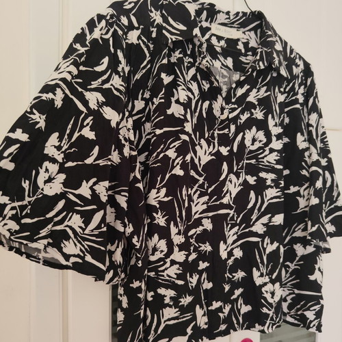 See U Soon Black Floral Short Sleeve Cropped Shirt Like New, Size L