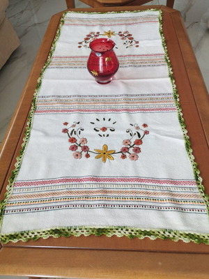 Vintage handmade table runner with gold thread and lace like new 1.05m