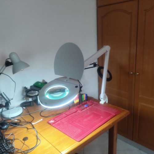 Table magnifying glass with LED light for beautician