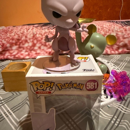 Funko Pop! Mewtwo collectible Pokémon figure like new #581