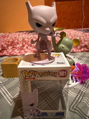 Funko Pop! Mewtwo collectible Pokémon figure like new #581