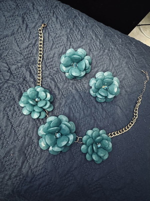 Zara jewelry set used, turquoise flowers with gold details