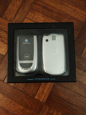 Motorola V600 with Swarovski Crystal case like new, silver