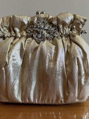 Βραδινό τσαντάκι ώμου χρυσαφί σαν καινούργιο με vintage αισθητική