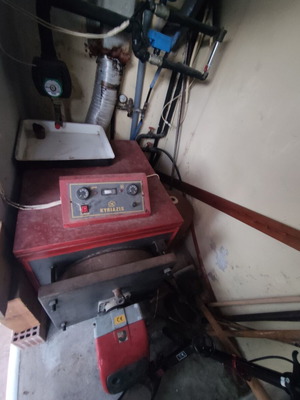 Λέβητας πετρελαίου θέρμανσης μεταχειρισμένος με καυστήρα, δοχείο 500 lt και καλοριφέρ