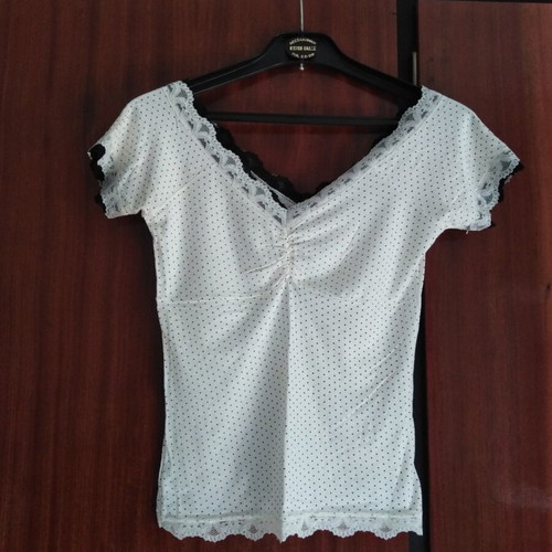 White polka dot top like new with lace details, size S