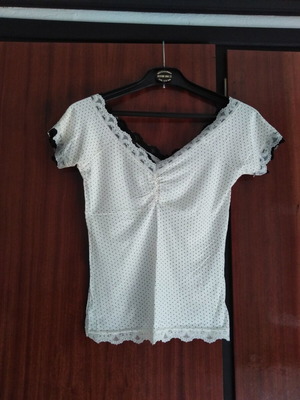 White polka dot top like new with lace details, size S
