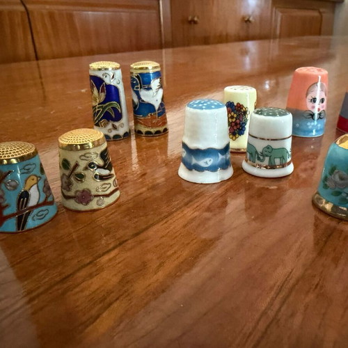 Collectible thimbles like new, set of 10 porcelain