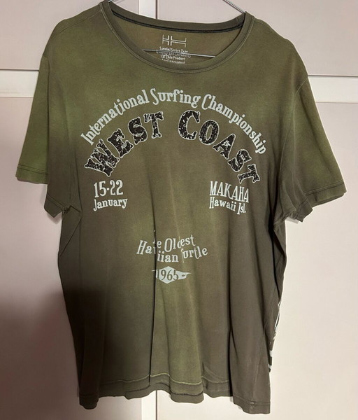 Napapijri T-Shirt Medium Έχει μία μικρή τρύπα στο ένα μανίκι Σε καλή κατάσταση. Τιμή 15 Ευρώ