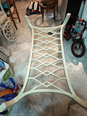 Dining table like new, wooden base without glass