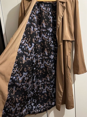 Zara trench coat used with printed lining and satin texture size M