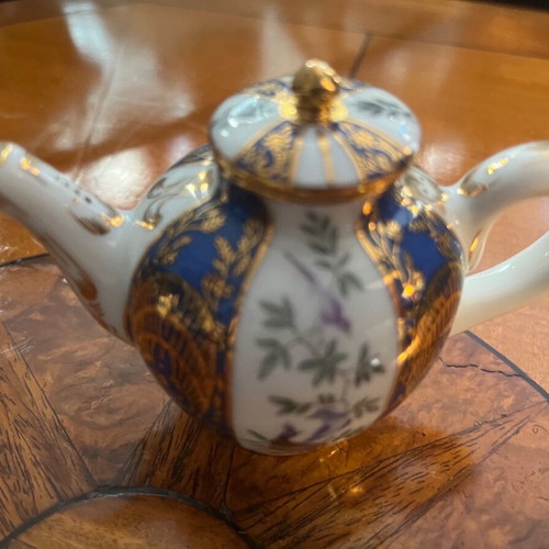 Porcelain miniature collectible teapots like new, set of 5