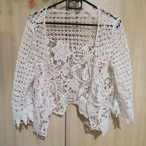 White lace bolero like new with floral guipure patterns
