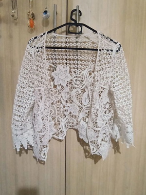 White lace bolero like new with floral guipure patterns