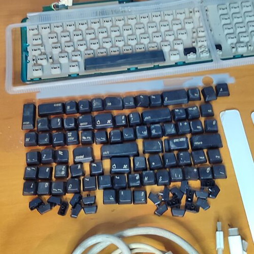 Apple Macintosh components used, including Cinema Display and keyboard from 2004