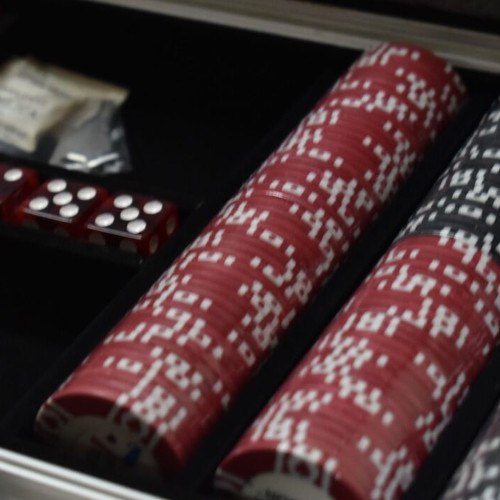 World Poker Tour Set like new with sealed chips and 5 dice