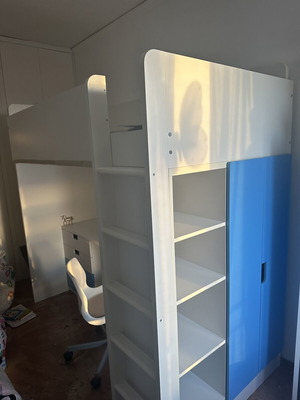 IKEA SMÅSTAD υπερυψωμένο κρεβάτι με γραφείο, συρταριέρα, ντουλάπα και στρώμα