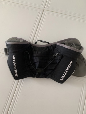 Salomon belt with pouches for two water bottles like new