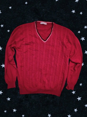 Red V-neck cable knit sweater used, size M-L