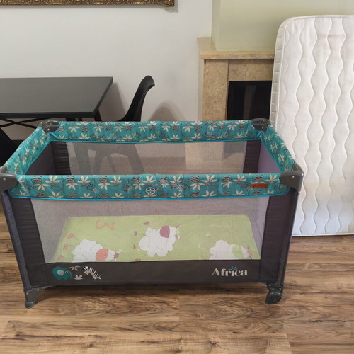 Playpen with orthopedic mattress like new, foldable with carrying case