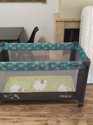 Playpen with orthopedic mattress like new, foldable with carrying case