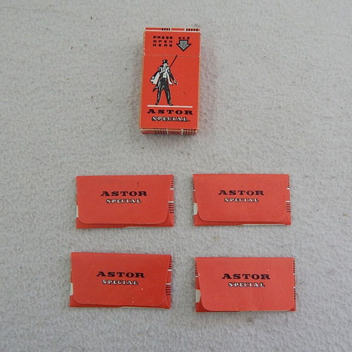 Old Astor pack with 4 unused razor blades like new