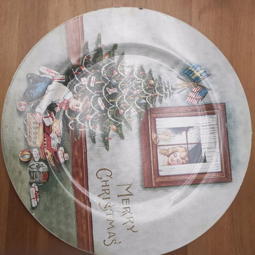 Christmas plate like new, plastic