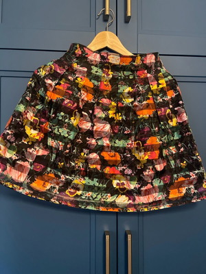 Yumi mini floral skirt new, multicolor with black lining